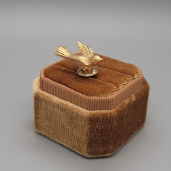 AVON Vintage Gold Tone Bird Pin - Picture 1 of 6